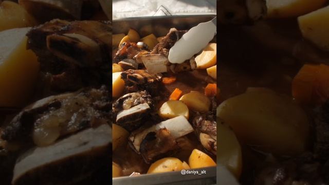 Запечённые говяжьи ребра с овощами🍖🧅