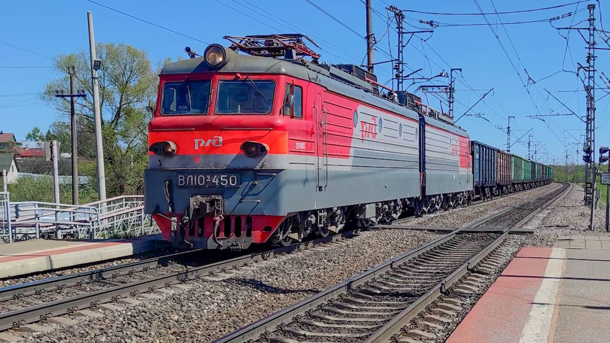 Электровоз ВЛ10У-450 с грузовым поездом.