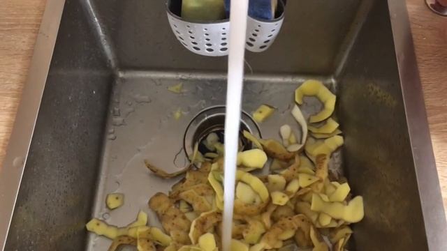 куриные крылышки полёт над картофельным полем