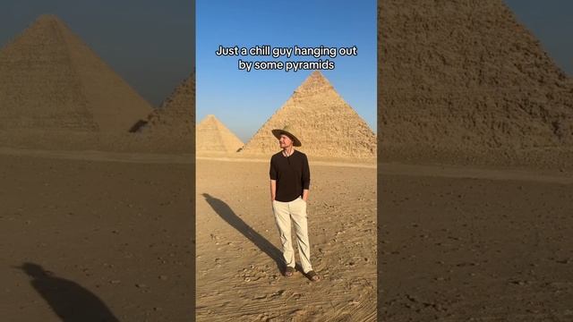 Просто чиловый парень, тусующийся рядом с пирамидами.
