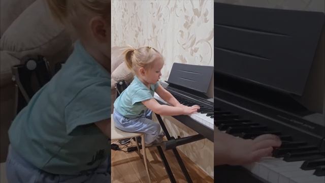 Учимся играть на пианино😁