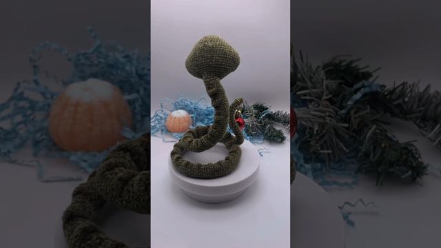 Год Змеи: вязаная интерьерная игрушка Змейка-вреднючка