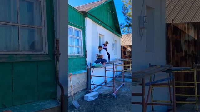 Нанесли короед и покрасили фасад  #строимсами #construction #diy #work #дом #ремонт #короед