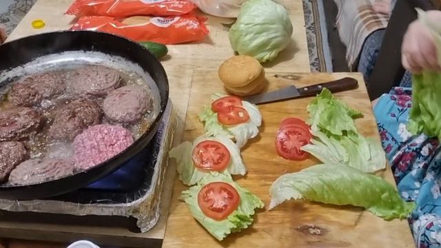 фкусная минутка-котлеты в булке даже соли и перец забыла