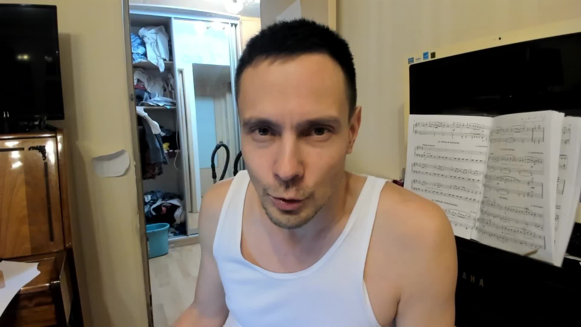 Разучиваем хроматическую гамму двумя руками