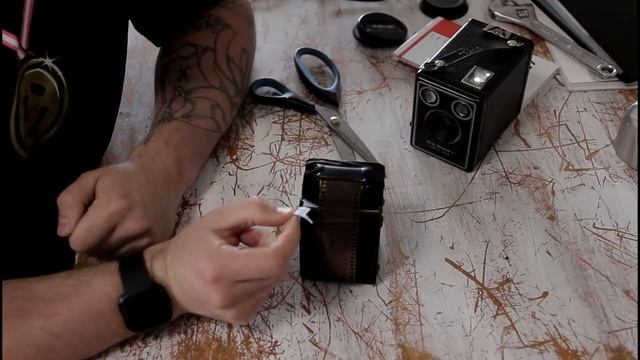 HOW TO LOAD 35MM FILM INTO A BOX BROWNIE | Cam&Sam | 2018 Tutorial