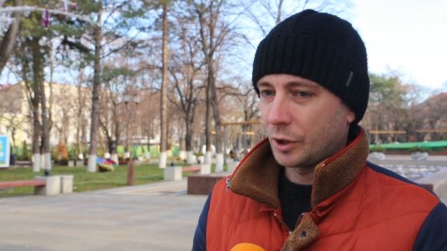 В Армавире начали устанавливать елки и украшать объекты новогодними элементами