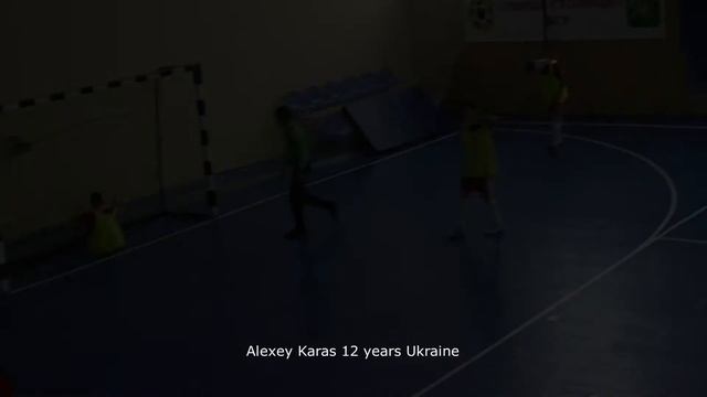 А.Карась "разгоняет" контратаки.