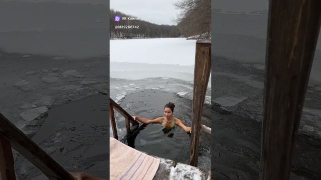 Стройная девушка в проруби