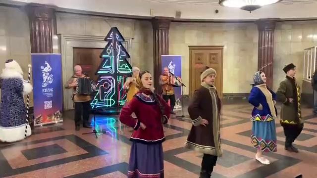 🎶 На Курской выступают артисты из Кировской области с новогодней программой