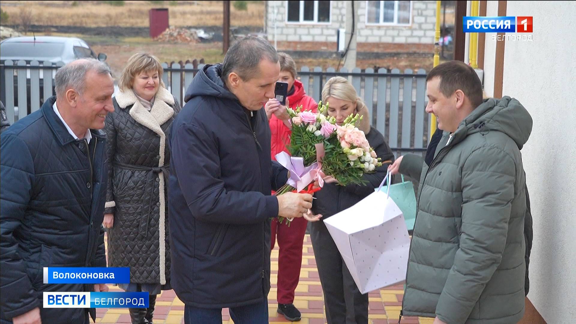 Вячеслав Гладков вручил ключи от жилья переселенцам из аварийных домов и семьям с детьми-инвалидами