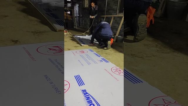 Начало работы по установке утеплителей для вольеров