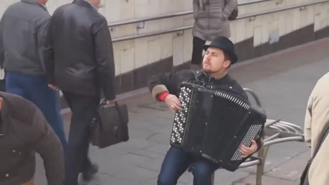 Как он потрясающе играет! Вы только послушайте