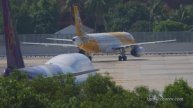 Траффик в аэропорту Пхукета - Эйрбас А320 авикомпании Scoot и Боинг 747 авиакомпании Thai Airways на