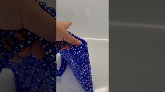 Синий шопер из акриловых бусин