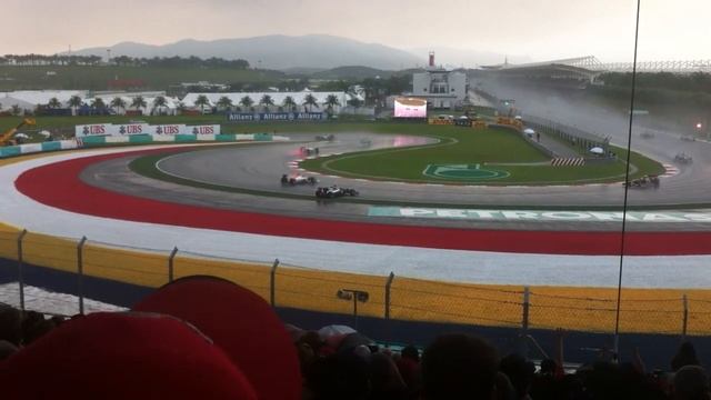 Контакт на гонке Формулы 1 в Малайзии / F1 Malaysia 2012 Cars Contact