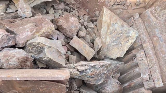 Строительство, дробление щебёнки