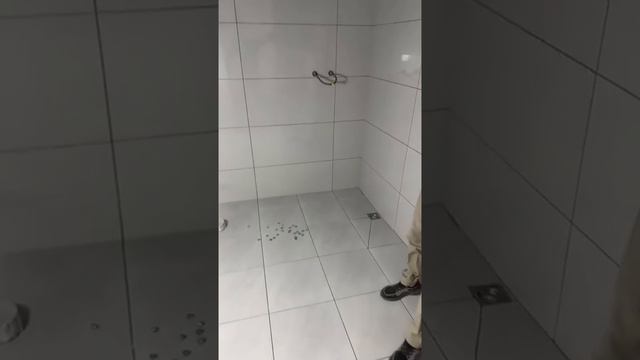 Профессионал плитку клал