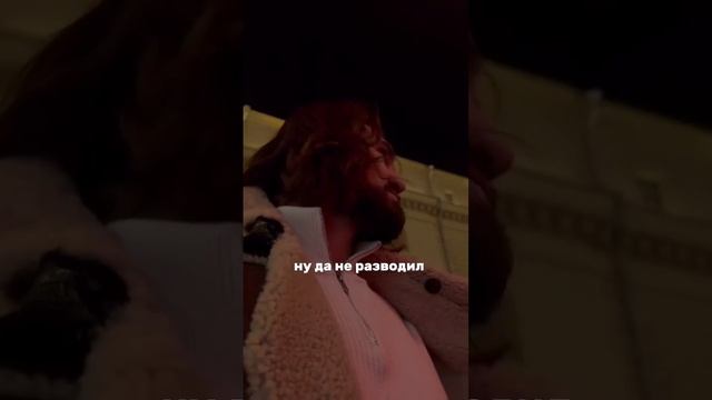 Парень на свидании с девушкой весь вечер говорил на английском и строил из себя лондонца...