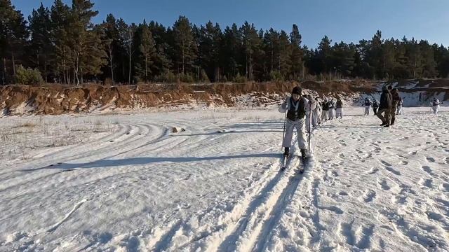 Воскресное утро выдалось ясным и морозным, самое время пройтись маршем по зимнему лесу. Отряд юных в