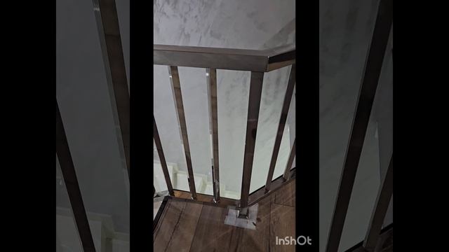 Перила из нержавеющего профиля.