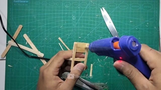 Ide kreatif dari stik es krim MEMBUAT MINIATUR KURSI SEKOLAH #diy #popsiclesticks #chair #school