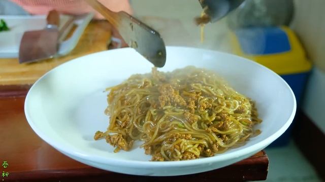 【农家的小勇】小勇做肉末粉条、拍黄瓜，筋道有味，配米饭吃太香了