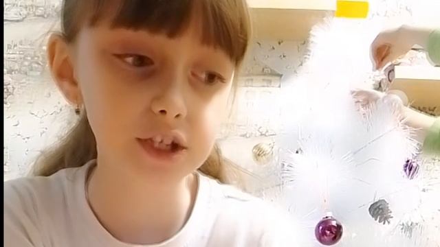 Украсили маленькую елочку