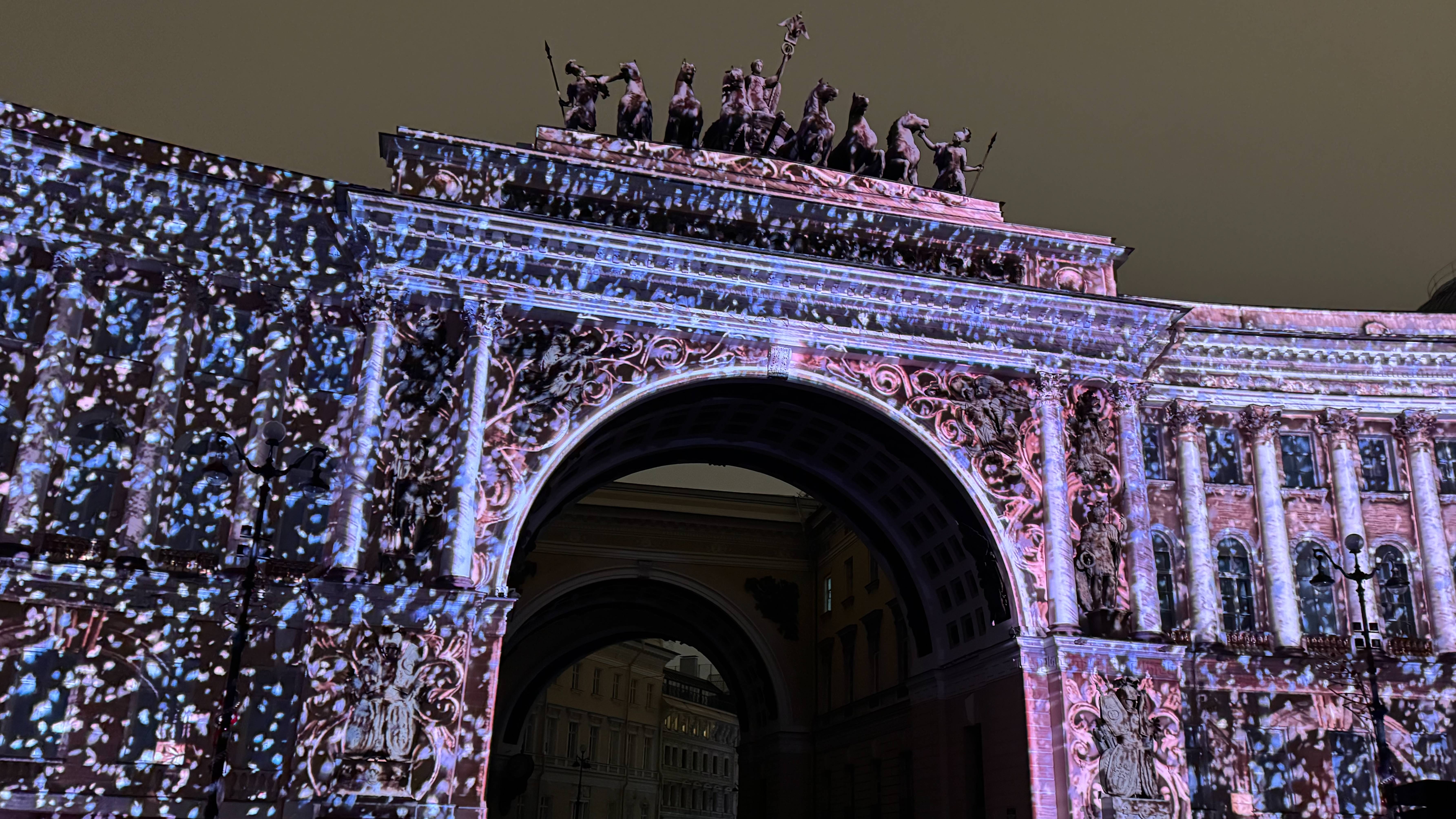 Дворцовая площадь Санкт-Петербурга - фрагменты светового шоу