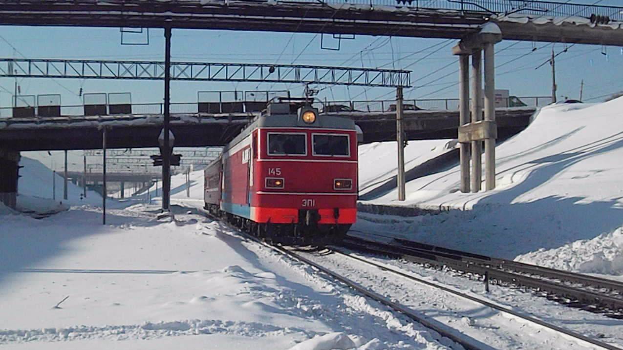 Электровоз ЭП1-145 с вагоном-дефектоскопом.