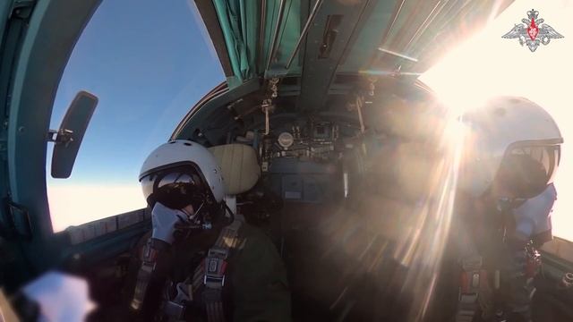 ✈ Экипаж Су-34 сровнял с землей позиции ВСУ вместе с личным составом и бронетехникой в приграничн...