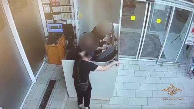 В Москве двое приезжих ворвались ночью в супермаркет на улице Декабристов.