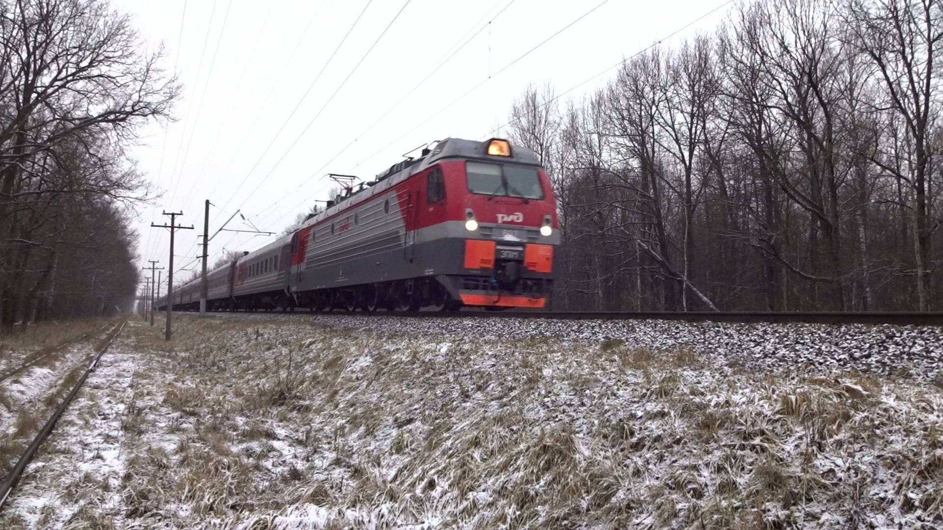 Электровоз ЭП1М-807 с пассажирским поездом на перегоне Окская - Петряевка