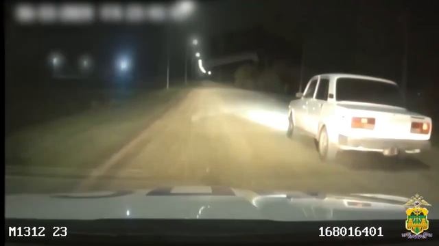 Пьяного лихача за рулем автомобиля без госномеров задержали полицейские в Кореновском районе