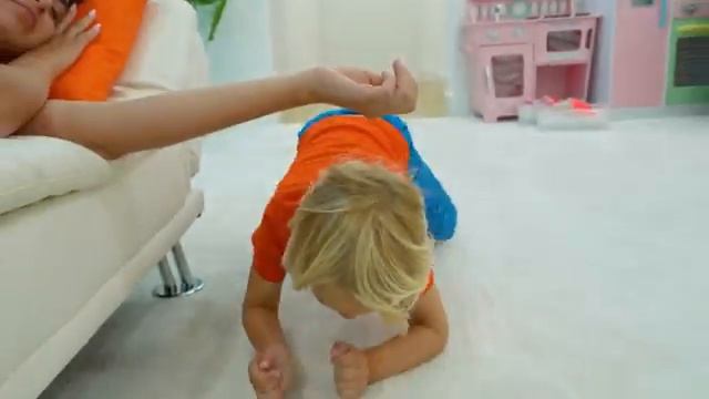 Влад и Никита. Крис и волшебные невидимые костюмы