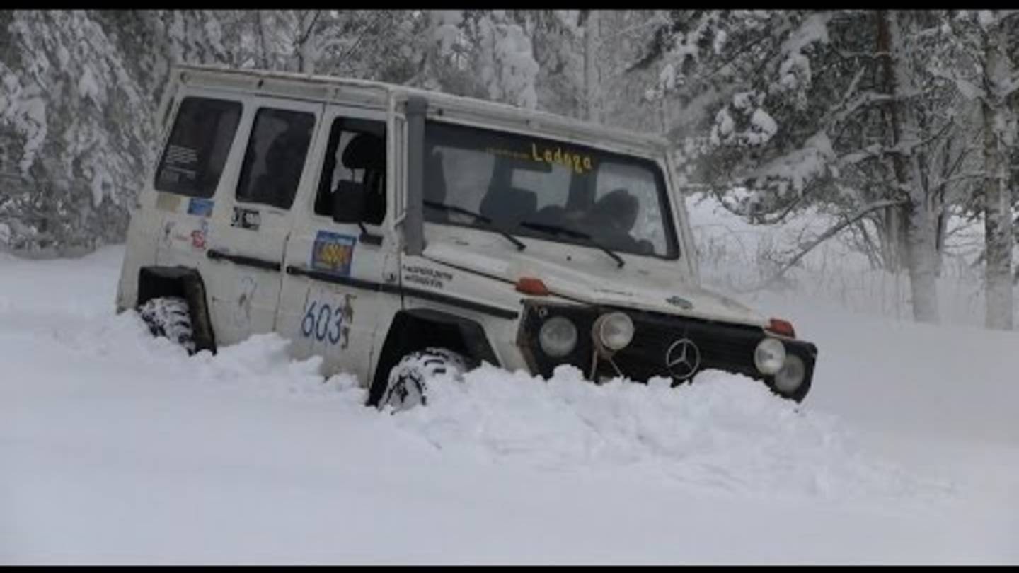 Mercedes G-class в глубоком снегу