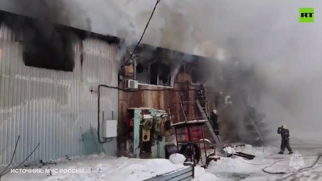 В Барнауле произошёл пожар на складе стройматериалов