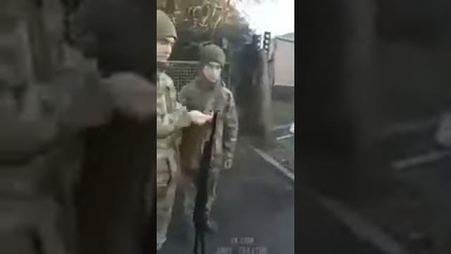 Как повесить на плеча автомат.