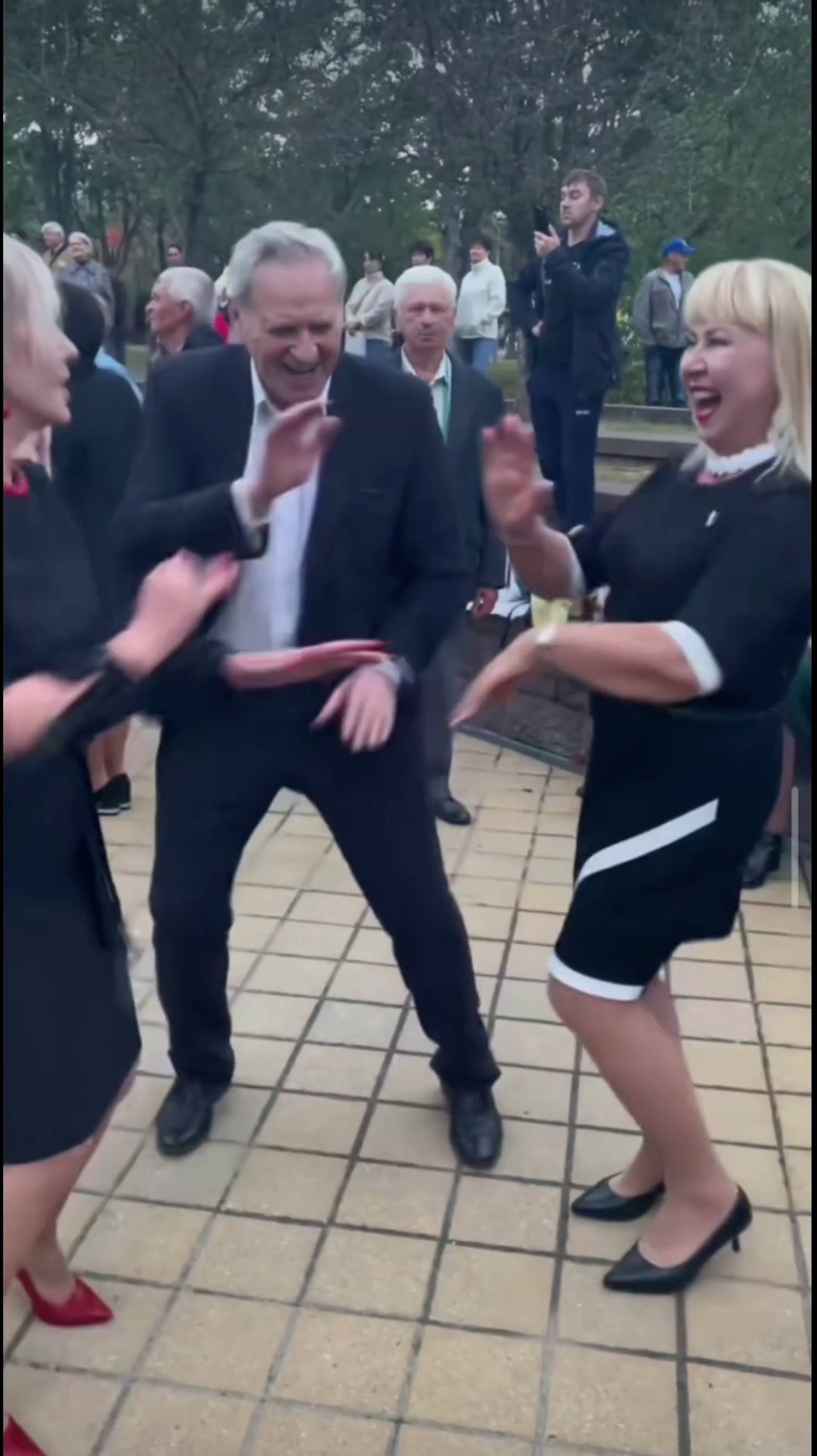 Леонид зажигает! Танцы вне возраста 💃❤
