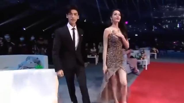 Конец года близится красная дорожка. Дильраба получила прозвище«Убийца на красной дорожке».