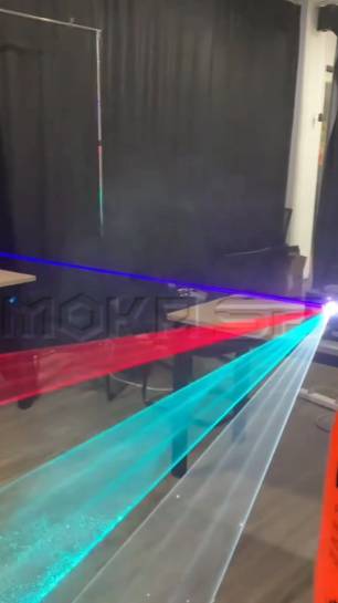 Анимационный лазерный световой эффект RGB мощностью 10 Вт в помещении с водой создает эффект блеска