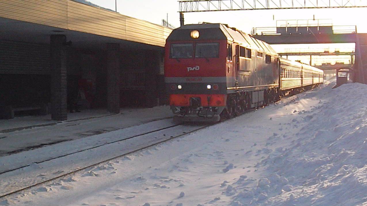 Тепловоз ТЭП70БС-223 с поездом "Восток" и приветливой бригадой.