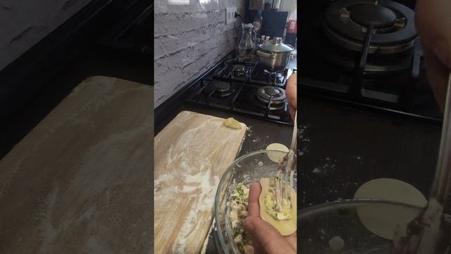 Пельмешки с креветкой, яйцом и зеленым луком