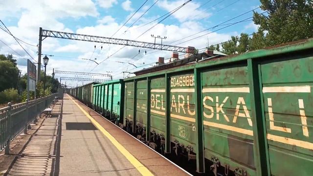 Тепловоз 2ТЭ116У-0318 с грузовым поездом, станция Стрельна