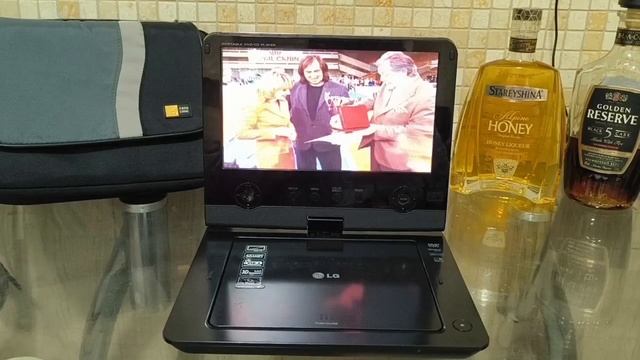 Портативный DVD/CD плеер LG DP-482B [8.5", поворотный экран, 480x234, USB-порт.