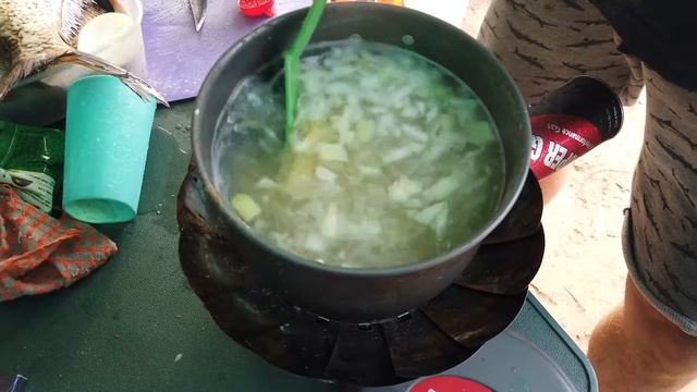 Волжская Уха из топора. Готовим  на острове из свежепойманной рыбы и с минимумом продуктов.
