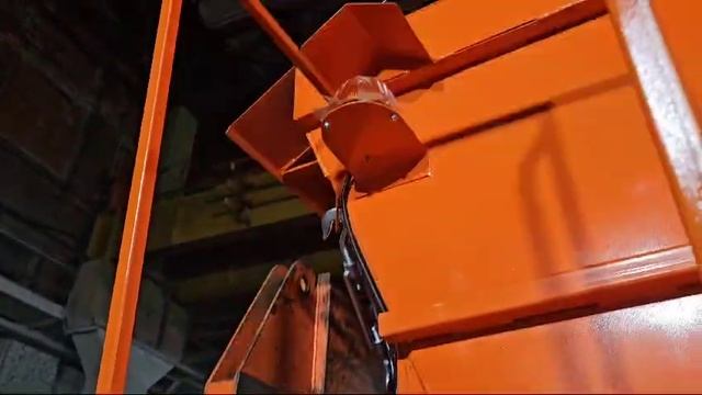 Пескоразбрасывающее оборудование с опорами хранения в кузов  самосвала КамАЗ-6520 от завода МосУдарн