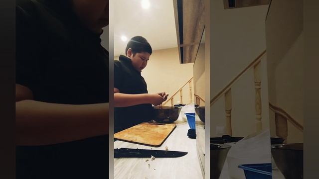 СБО готовит омлет с грибами