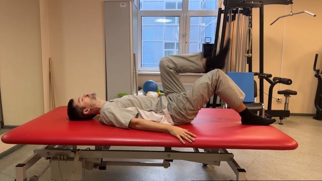 Тянет ногу от ягодицы и по всей задней поверхности бедра.