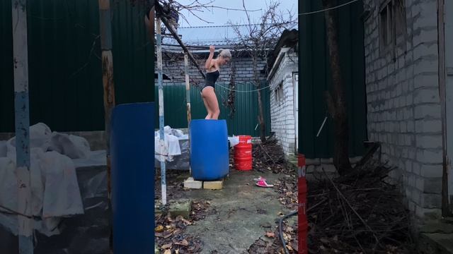 Таня и синяя бочка 😎😃 или говорящая бочка )))